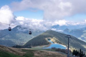 Mit der Gondelbahn über das Bergpanorama schweben