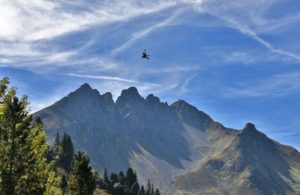 Person fährt mit dem Flying Fox über das Bergpanorama