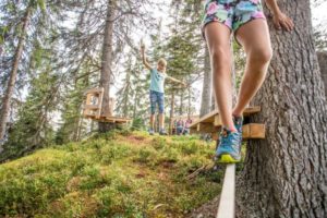 Kinder balancieren durch Slackline-Parcour